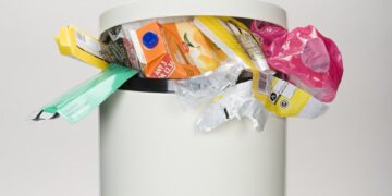 Ватный диск в мусорном ведре: для чего это делают опытные хозяйки