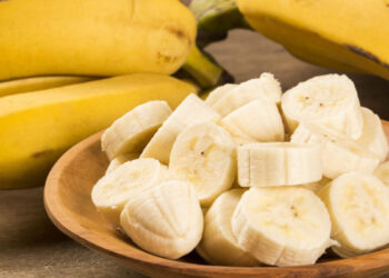 Еда или кукла вуду: зачем некоторые люди тыкают в банан иголками