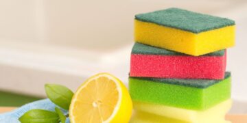 Для чего чистоплотные хозяйки делают в губке для посуды небольшое отверстие