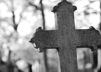 Почему в прежние времена на некоторых могилах ставили сразу два креста