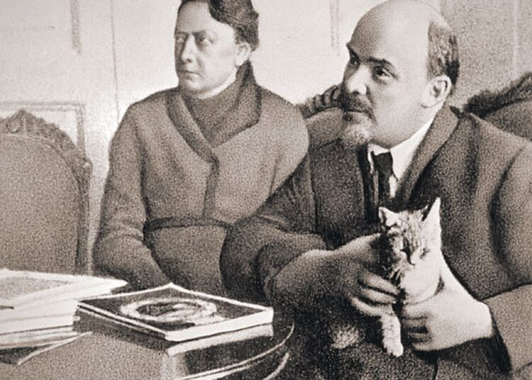 Вовсе не синий чулок: с кем крутила романы Крупская, будучи замужем за Лениным