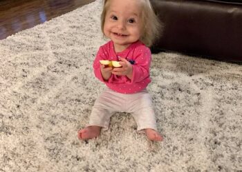 Как живет девочка-дюймовочка, которая никогда не вырастет большой