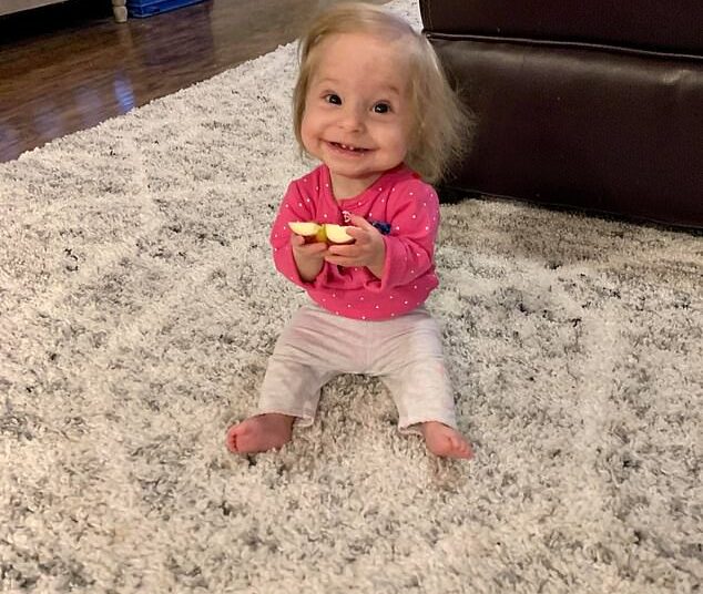 Как живет девочка-дюймовочка, которая никогда не вырастет большой