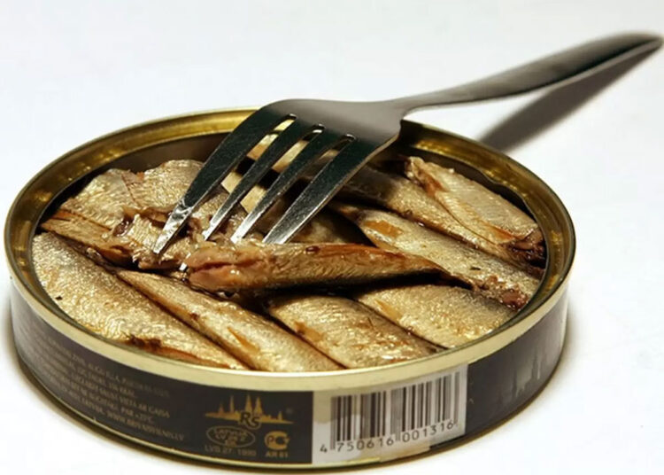 Ни в коем случае не ешьте только что открытые консервы, и вот почему