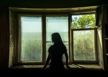 Почему русские люди в былые времена никогда не стали бы смотреть в окно ночью