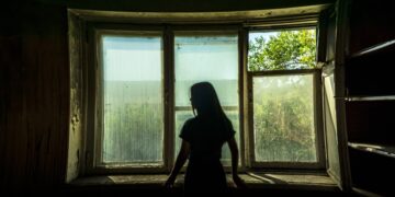 Почему русские люди в былые времена никогда не стали бы смотреть в окно ночью