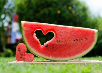 Почему опасно есть арбуз с хлебом