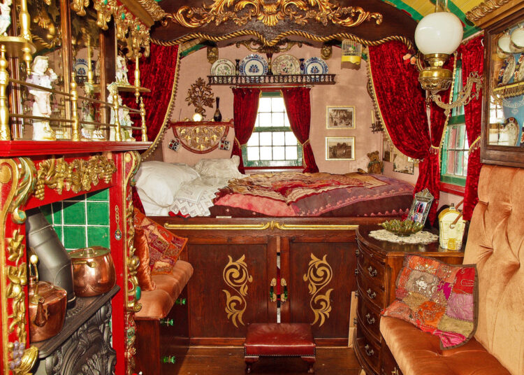 Подземные «хоромы»: что строят для мертвых цыганских баронов