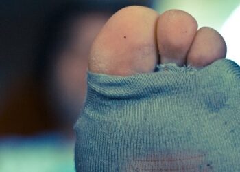 Что за странная причина заставляет мужчин нюхать собственные носки