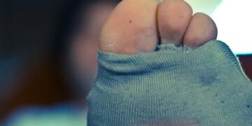 Что за странная причина заставляет мужчин нюхать собственные носки