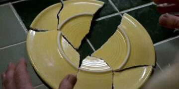 Не только к счастью: что по приметам предвещает разбитая тарелка