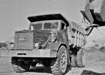 Почему водители советского гиганта МАЗ-525 были вынуждены ездить стоя