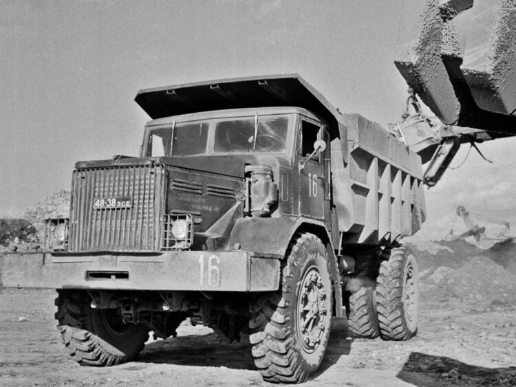 Почему водители советского гиганта МАЗ-525 были вынуждены ездить стоя