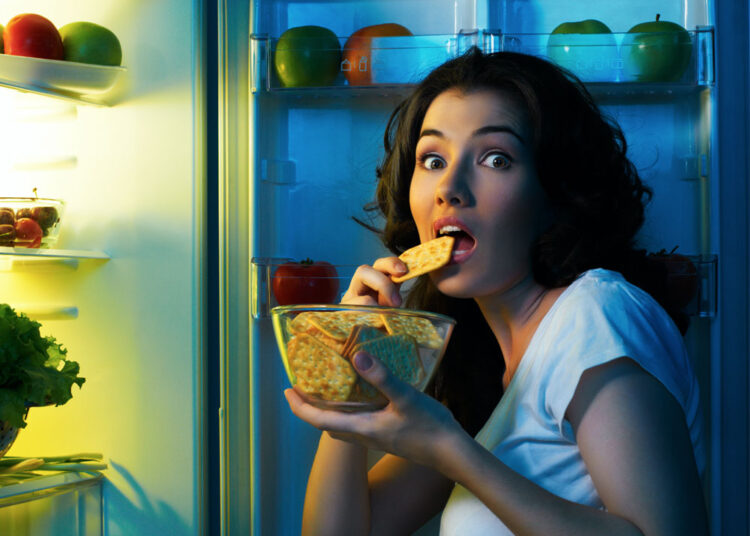 На ночь есть можно: эндокринолог назвала единственный разрешенный продукт