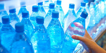 Вредный пластик: как выбирать и хранить покупную воду