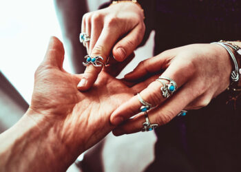 Что можно узнать по линии жизни: хиромант объяснил, как ее считывать