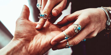 Что можно узнать по линии жизни: хиромант объяснил, как ее считывать