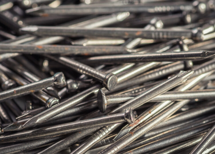 Старая хитрость опытных плотников: зачем гвозди замачивают в соляном растворе