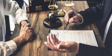 Самые необычные завещания знаменитостей, которые удивили весь мир