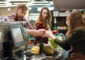 Можно ли попробовать продукт до оплаты на кассе: права покупателей супермаркета