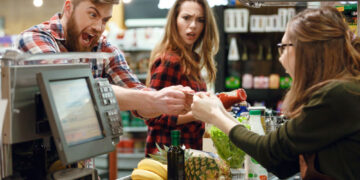 Можно ли попробовать продукт до оплаты на кассе: права покупателей супермаркета