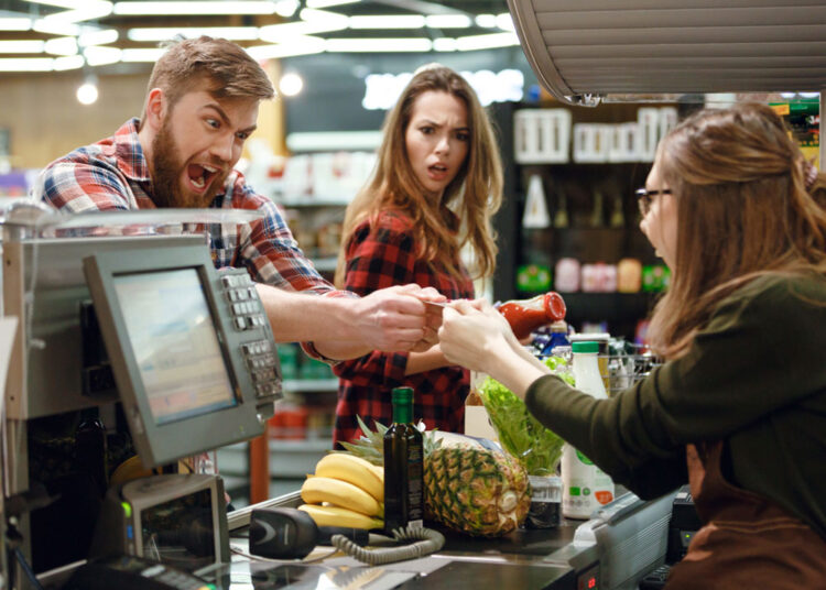 Можно ли попробовать продукт до оплаты на кассе: права покупателей супермаркета