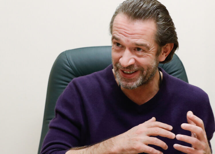 Российские актеры-мужчины, которые наверняка делали пластику. Фото