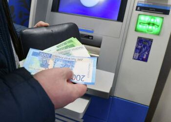 Эксперт объяснил, в каких случаях снятые в банке деньги могут заставить вернуть