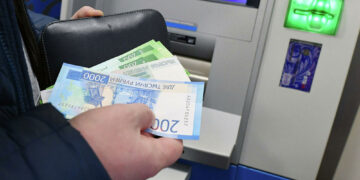 Эксперт объяснил, в каких случаях снятые в банке деньги могут заставить вернуть