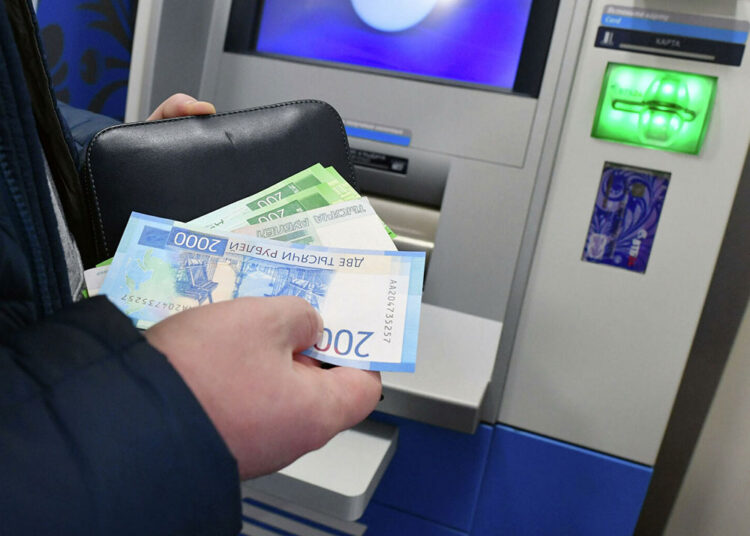 Эксперт объяснил, в каких случаях снятые в банке деньги могут заставить вернуть