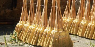 Фэн-шуй для веника. Как использовать и как хранить нужный для уборки предмет