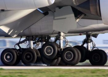 Почему шины на автомобилях лопаются, а на шасси самолета – никогда