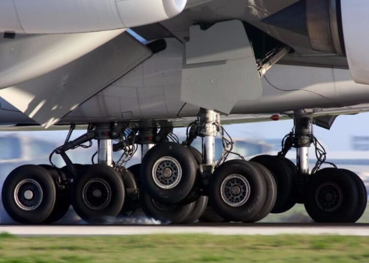 Почему шины на автомобилях лопаются, а на шасси самолета – никогда