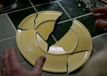 Не только к счастью: что по приметам предвещает разбитая тарелка