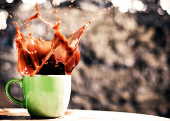 Исследователи нашли способ максимально безопасно носить чашку с кофе или чаем