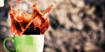 Исследователи нашли способ максимально безопасно носить чашку с кофе или чаем