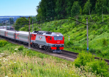 Для чего локомотиву поезда нужны «фары», и фары ли это на самом деле