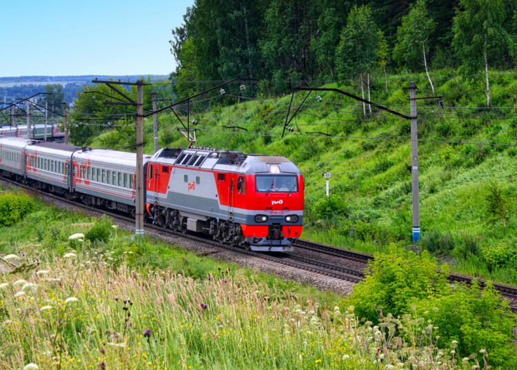 Для чего локомотиву поезда нужны «фары», и фары ли это на самом деле