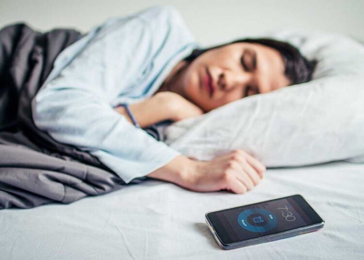 Можно ли класть ночью телефон возле головы: ответ врачей