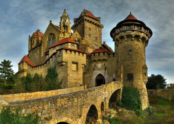 Как отапливали огромные каменные замки, на которые дров не напасешься