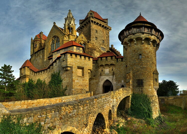 Как отапливали огромные каменные замки, на которые дров не напасешься