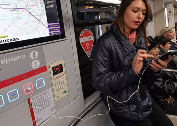 Эксперты предупредили об опасности зарядки смартфона в общественных местах