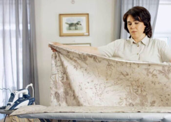 Нужно ли гладить постельное белье: точка зрения специалистов