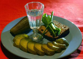 Зачем нужно выдыхать перед тем, как «опрокинуть» рюмку водки