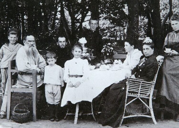 Несчастная жена великого человека: до чего Лев Толстой довел родную супругу