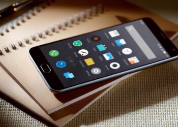 90% владельцев смартфонов кладут их на стол так — и совершают ошибку