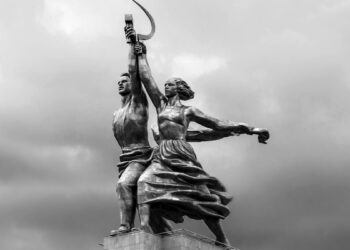 Опасная обнаженка: почему цензорам так не понравились «Рабочий и Колхозница»