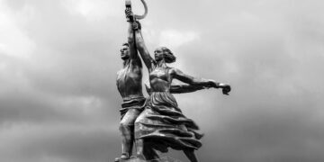 Опасная обнаженка: почему цензорам так не понравились «Рабочий и Колхозница»