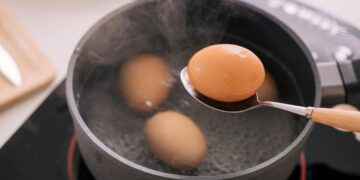 Что будет, если очень сильно растрясти сырое яйцо, а потом его сварить