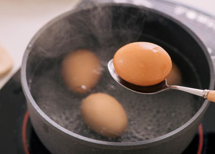 Что будет, если очень сильно растрясти сырое яйцо, а потом его сварить